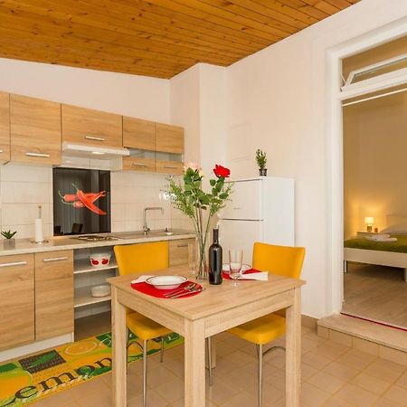Comfortable Modern Studio With Shaded Patio Split Exteriér fotografie