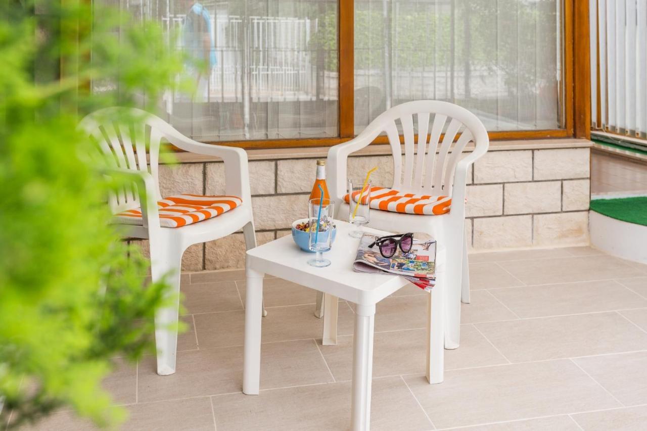Comfortable Modern Studio With Shaded Patio Split Exteriér fotografie