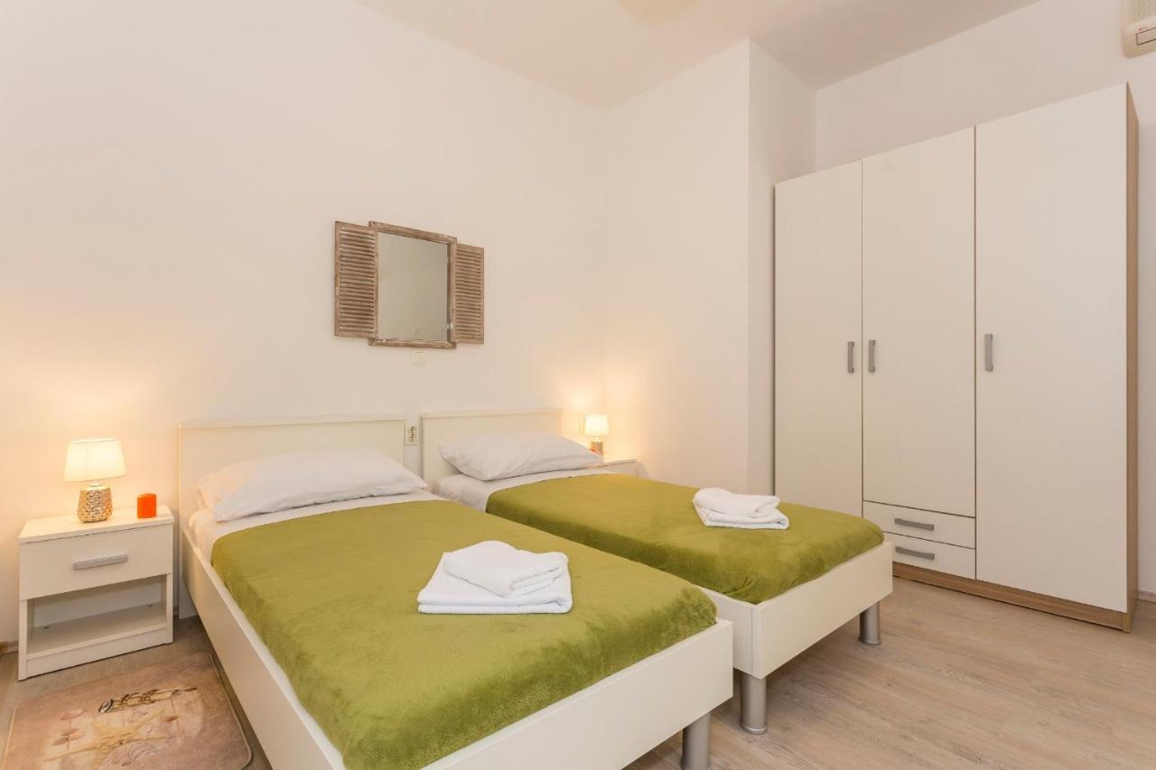 Comfortable Modern Studio With Shaded Patio Split Exteriér fotografie
